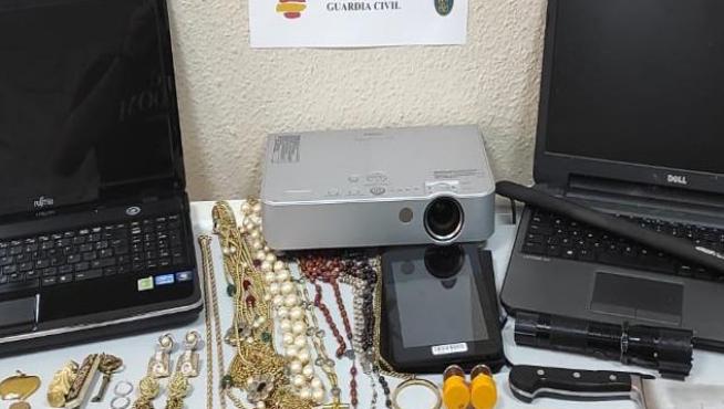 Artículos robados hallados en casa del detenido.