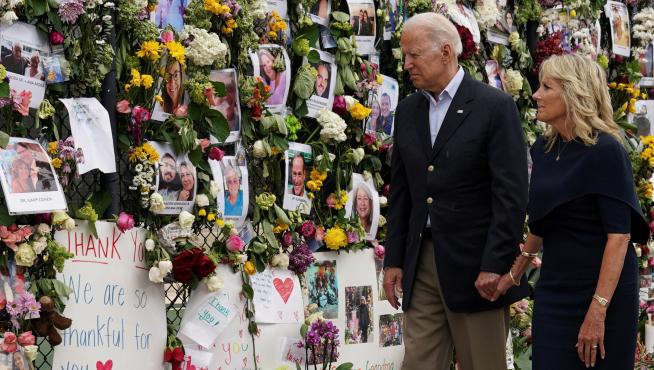 Biden y su esposa visitan el memorial por las víctimas del derrumbe de Miami.