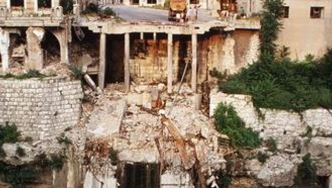 Puente destruido en Mostar, setiembre de 1992