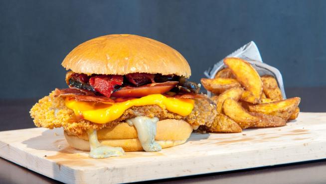 La hamburguesa de cachopo de Mai Tai es contundente.