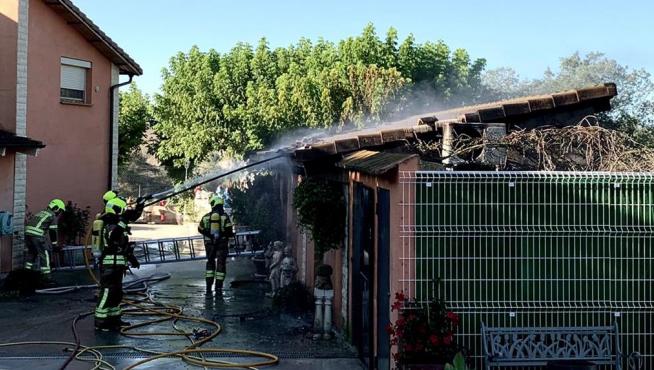 El incendio de este martes ha afectado al anexo de una vivienda que se utilizaba como gimnasio.