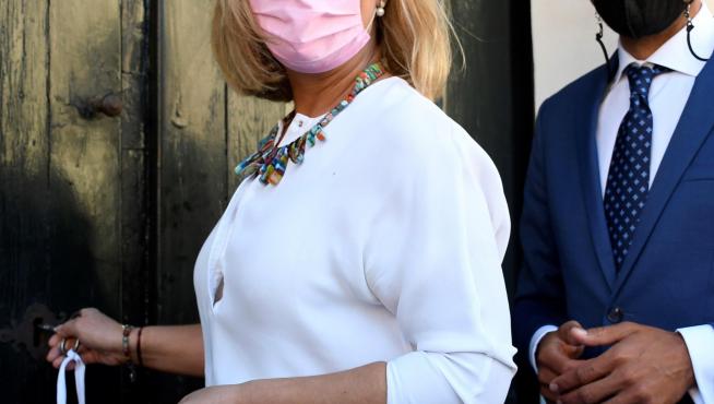 La presidenta de Patrimonio Nacional, Llanos Castellanos, acompañada por el alcalde del Real Sitio de San Ildefonso, Samuel Alonso, abre la histórica Puerta de Alfonso XII.