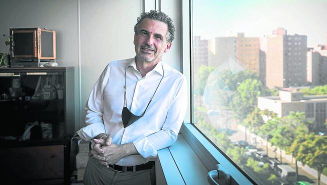 Francisco Javier Falo, director general de Salud Pública de la DGA, en su despacho.
