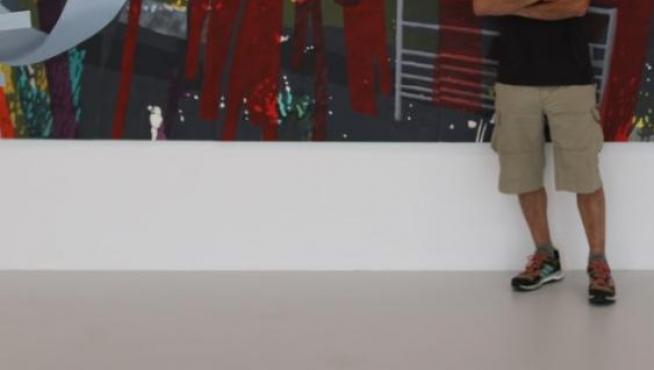 Paco Simón, ante una de las obras que presenta en Irlanda.