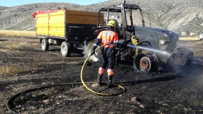Un incendio quema dos hectáreas de cereal y un tractor en Fonfría (Teruel).