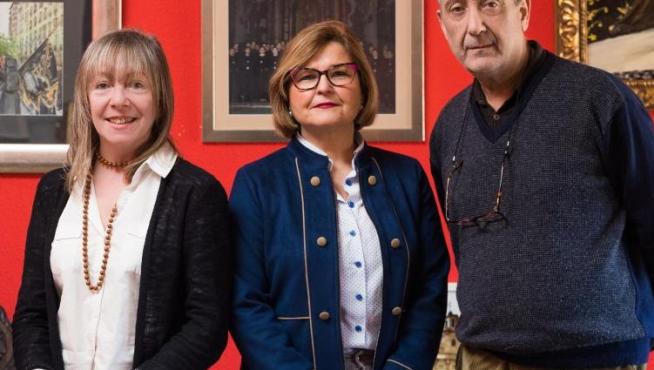 Mª Mar Martínez (derecha), Cristina Equiza (c) y Rafael Ariza, en el despacho de abogados de este último en Zaragoza.