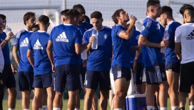 Los jugadores y técnicos del Real Zaragoza se refrescan durante la sesión preparatoria en el Pinatar Arena de San Pedro.