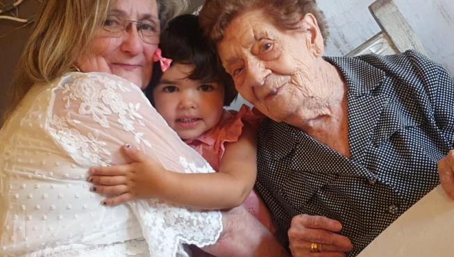 Ana, con sus 103 años, comparte la celebración con Mari Carmen (64) y Coral (3).