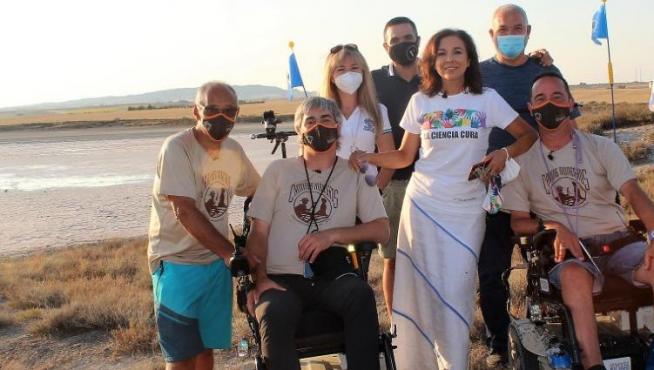 Isabel Gemio, en el centro, con Rubén  Zulueta, José Ignacio Fernández y otros miembros de la iniciativa Caminus Monegros, este lunes en la laguna de Bujaraloz.