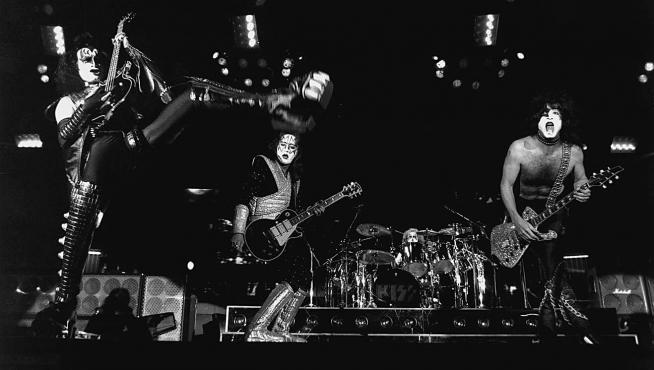 El grupo estadounidense Kiss actuó en la capital aragonesa en 1997