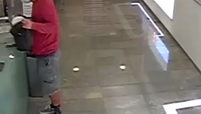Una captura del vídeo difundido por los Mossos tras la detención del atracador que asaltó cinco bancos en Barcelona.