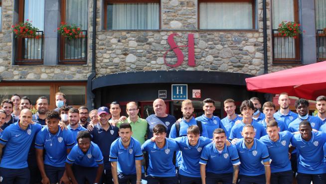 La plantilla de la SD Huesca, en el Sommos Hotel Aneto, antes de emprender el regreso a Huesca.