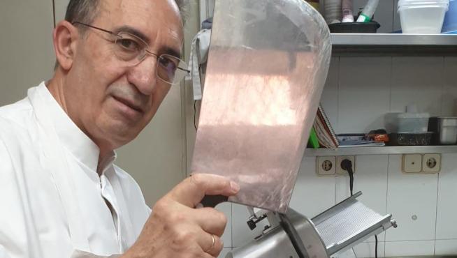 Ángel Conde, de El Chalet, con un chuletero.