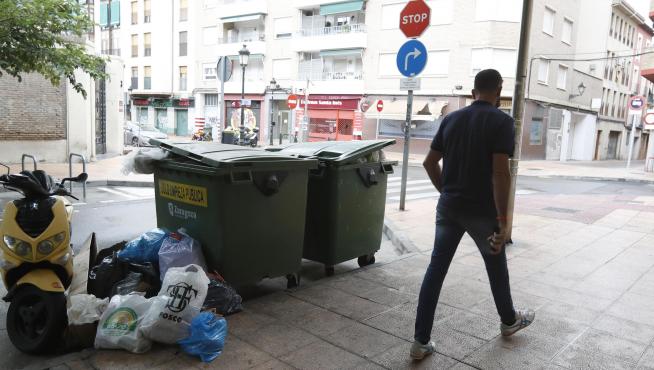 Bolsas de basura amontonadas junto a un contenedor en Boggiero con Santa Inés, este sábado.