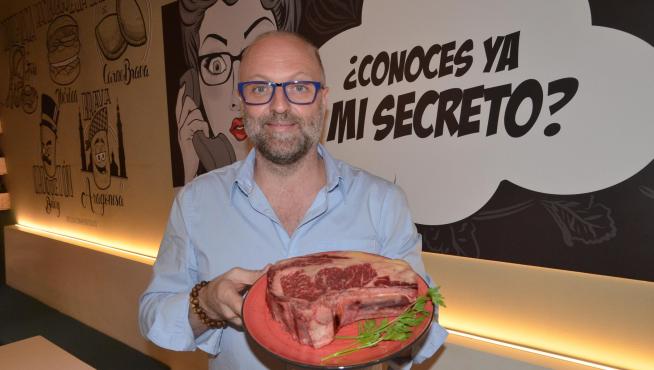 Carlos Rodríguez, de Mi Secreto, con el chuletón que ofrece en su restaurante.