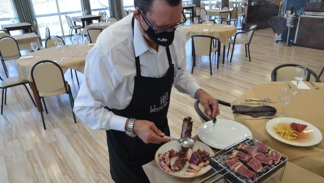 En La Torre, la carne se termina sobre una pequeña parrilla.