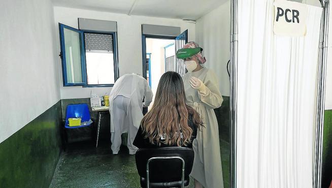 Una joven se somete a una prueba diagnóstica de PCR