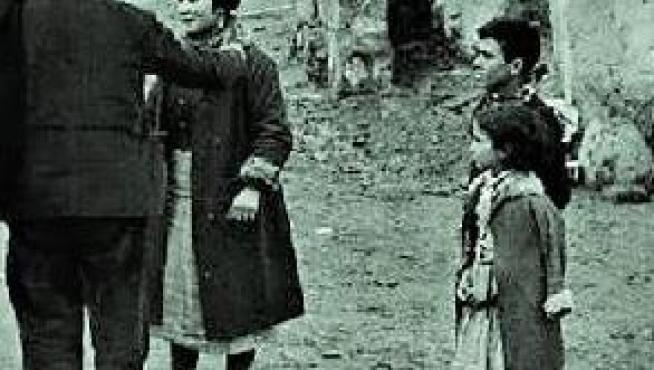 La niña Rosario –a la derecha– observa cómo Hemingway habla con su familia en diciembre de 1937.
