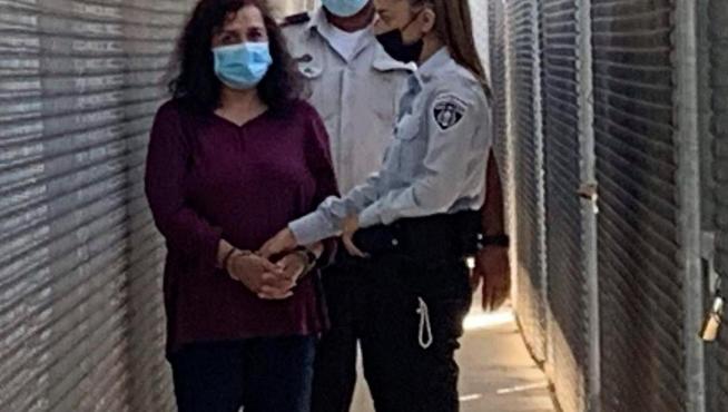 Juana Ruiz Sánchez es trasladada esposada de pies y manos en la prisión israelí de Ofer, en Cisjordania, antes del inicio de la vista judicial celebrada este martes.
