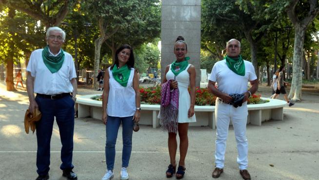 De izquierda a derecha, Jorge Martín (Estirpe), Alicia Monaj (Santa Cecilia), Ana María Mega (Grupo San Lorenzo) y Vicente Galino (Elenco), en el paseo central del parque Miguel Servet, escenario de las jotas.