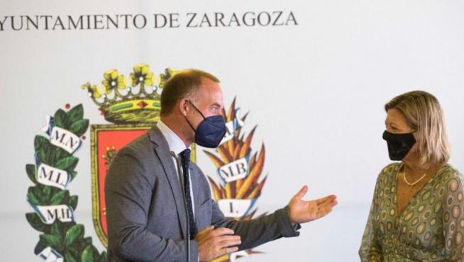 Christian Lapetra, presidente del Real Zaragoza, junto a la alcaldesa en funciones, la concejal del PP Patricia Cavero, este miércoles al mediodía en el Ayuntamiento de la ciudad.