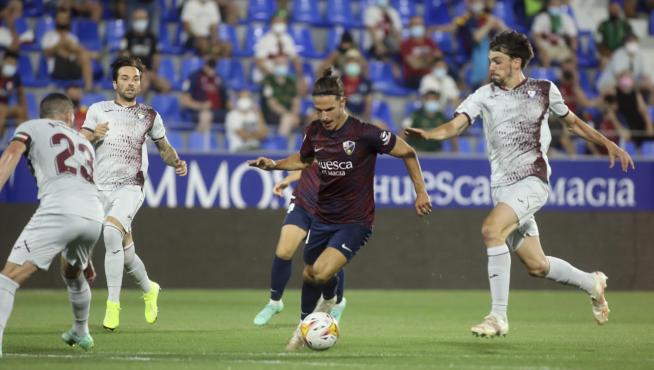 Jaime Seoane conduce el balón entre rivales durante el encuentro contra el Eibar.