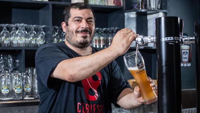 Alberto Martínez tirando una cerveza de trigo alemán en The Beer Corner.