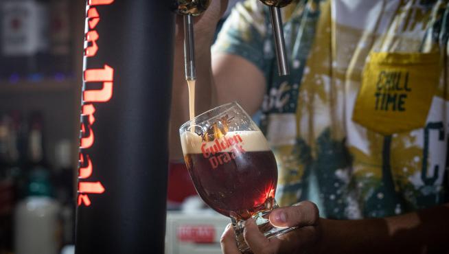 Cerveza Gulden Draak tirada en Invictus