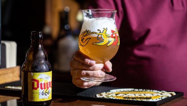 La Duvel servida por Marcelo Romano en La Taberna del Blues.