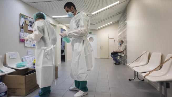 Sanitarios de un centro de salud de Zaragoza manejando los EPI.