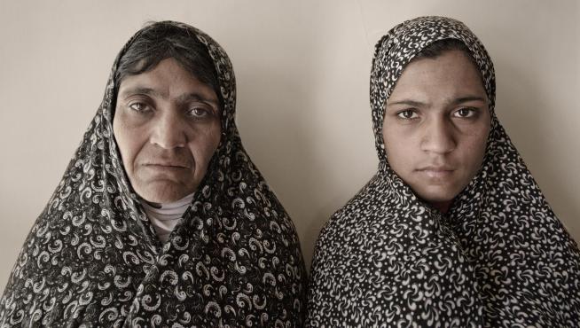 Kobab (45 años) y Zia (16 años) son madre e hija. Están en una casa de acogida porque se quieren divorciar.
