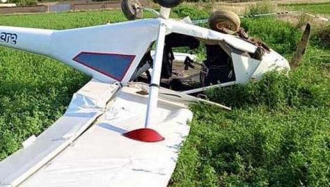 La avioneta acabó volcada en un campo dentro del municipio de Alcolea de Cinca.