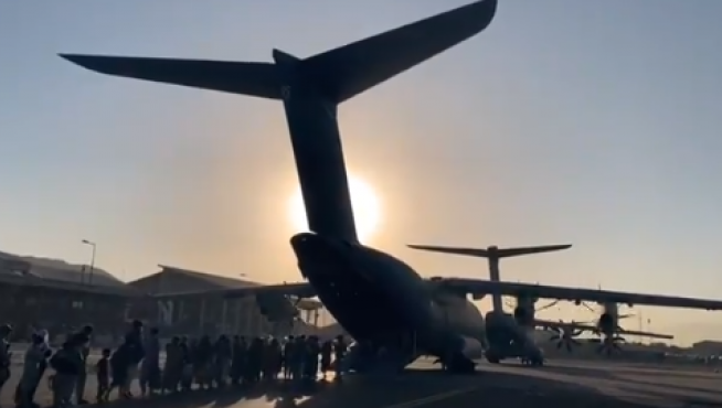 Dos aviones militares de la base aérea de Zaragoza recogen personal en el aeropuerto de Kabul.