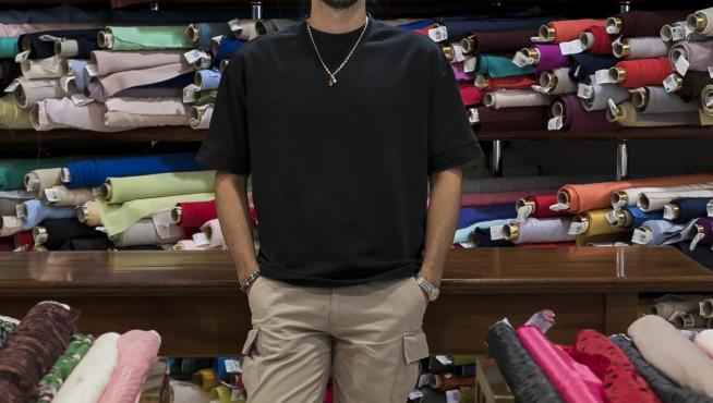El joven oscense, en la tienda de telas Julián López de Zaragoza, donde suele comprar.