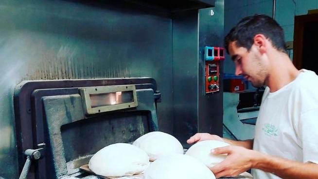 Yon Cabello tiene 26 años y abrió la Panadería de Lorien (Novales) en 2018