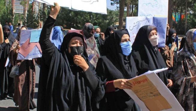 Un grupo de valientes mujeres exige ayer sus derechos durante una marcha por las calles de Herat