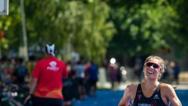 La zaragoza Marta Pintanel entra en meta en el Nacional de triatlón olímpico celebrado en Bañolas (Gerona), donde se colgó la medalla de plata élite