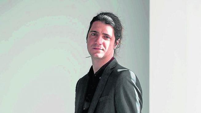 Alejandro Simón es escritor y profesor.