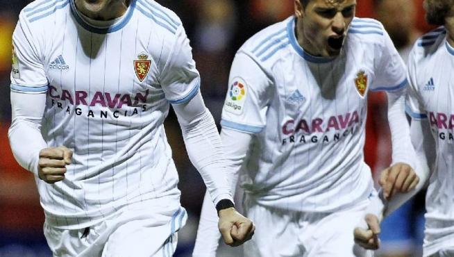 Miguel Linares celebra, junto a Soro y Benito, el gol que anotó en Lugo en el partido de la liga 18-19 que ganó el Real Zaragoza 1-2.