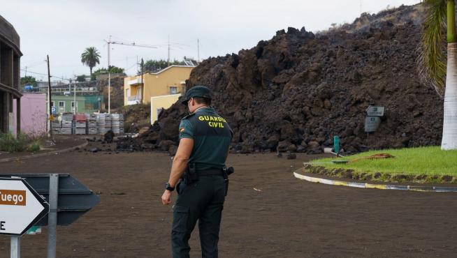 La colada de lava ha irrumpido este miércoles en el pueblo de Todoque, en el municipio de Los Llanos de Aridane.