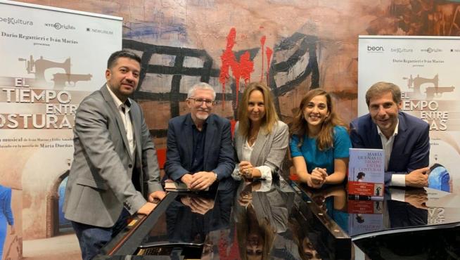 Iván Macías (compositor), Félix Amador (escritor), la autora María Dueñas, la actriz Laura Enrech y el director de Beon Etertainment, Darío Regattieri.