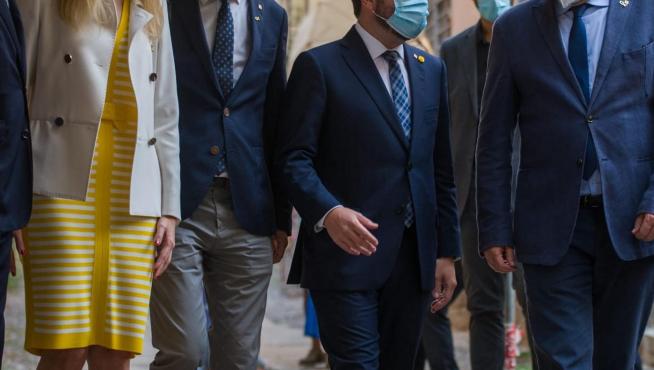El delegado del Govern en Italia, Luca Bellizi; la consellera Victòria Alsina; el vicepresidente Jordi Puigneró; el presidente Pere Aragonès y Carles Puigdemont.