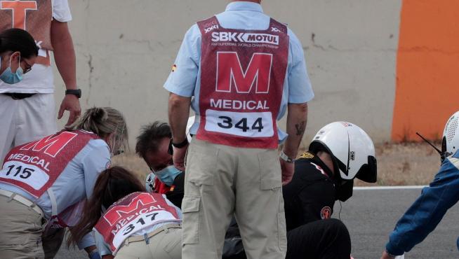 El equipo médico atiende al piloto de SuperSport300 Dean Berta Viñales (Viñales Racing Team) accidentado durante la primera carrera del Campeonato del Mundo
