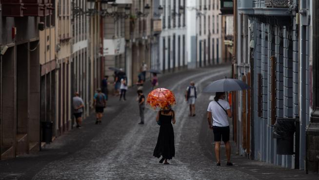 Varias personas caminan con paraguas para protegerse de la ceniza en Santa Cruz de La Palma