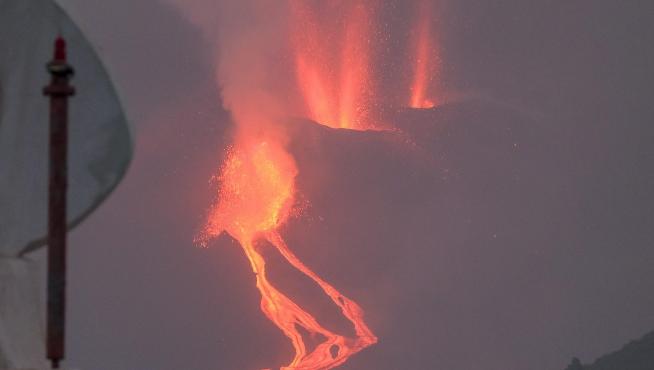 La lava bajando por la ladera del volcán Cumbre Vieja este martes