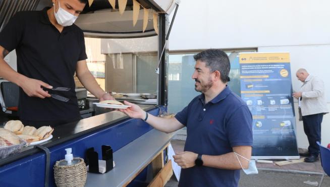 Lorenzo Otín, director general de Navasola, en la food truck que han instalado a las puertas de la empresa durante dos semanas para invitar a desayunar a los clientes.