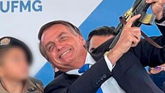 Captura del vídeo en el que se ve a Bolsonaro alzando el fusil de juguete del niño