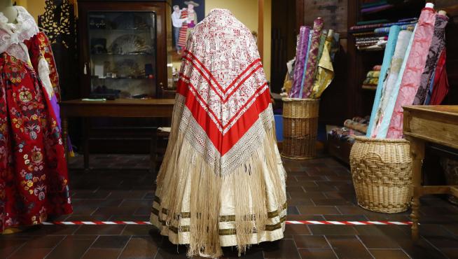 El mantón de Manila, ha de ir muy cerrado, al cuello. En el s. XIX, se acabaron los escotes. No hay que llevarlo sobre los hombros.