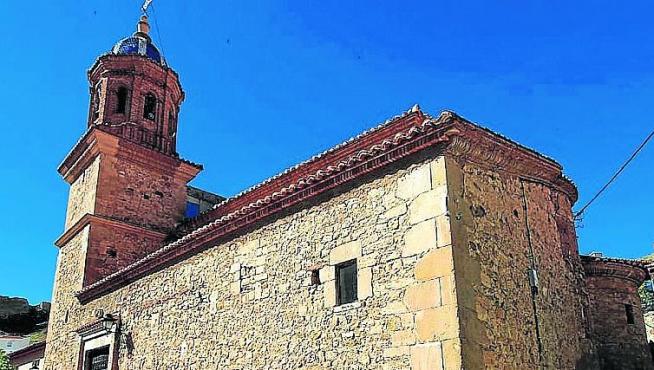 Los vecinos de Bueña alertan de que la torre campanario parece desgajarse  de la iglesia