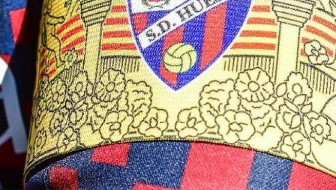 El brazalete que lucirá el capitán de la SD Huesca en el derbi con el Real Zaragoza.